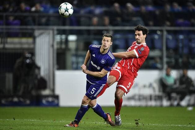 Anderlecht s Uros Spajic and Bayern s Mats Hummels fight for the ball during a soccer match between Belgian club RSC Anderlecht and German team FC Bayern Munchen, Wednesday 22 November 2017 in Brussels, game five out of six in the group stage (Group B) of the UEFA Champions League competition. YORICKxJANSENS  x05206754x