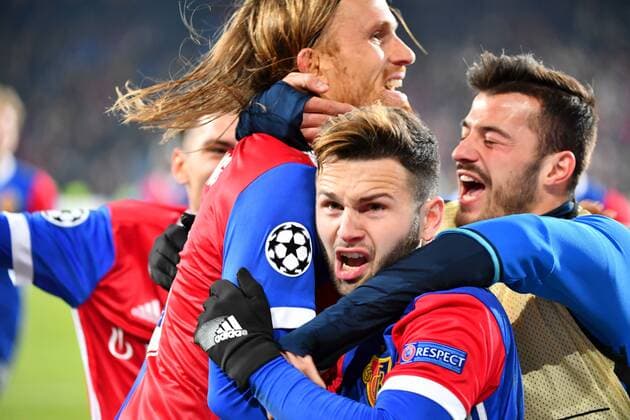 22 11 2017 Basel Stadium St Jakob Park Soccer Men Champions League FC Basel Manchester United 1 0 Image shows goalscorer Michael Lang and Renato Steffen FC Basel cheer action