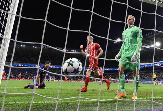 22 11 2017 xjhx Soccer Champions League RSC Anderlecht FC Bayern Muenchen emspor v Matz Sels RSC Anderlecht Robert Lewandowski FC Bayern Muenchen Goal scored Goal to 0 1 Anderlecht