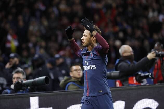 Neymar da Silva Santos Junior - Neymar Jr (PSG) solicite les supporters avant le coup franc FOOTBALL : PARIS SAINT GERMAIN v CELTIC - UEFA CHAMPIONS LEAGUE - 22 11 2017 StephaneAllaman Panoramic 