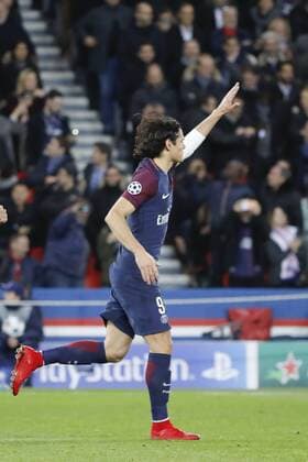 Edinson Roberto Paulo Cavani Gomez (psg) (El Matador) (El Botija) (Florestan) inscrit un nouveau but servit dans les pieds par Layvin Kurzawa (psg), joie, dedie le but aux supporters FOOTBALL : PARIS SAINT GERMAIN v CELTIC - UEFA CHAMPIONS LEAGUE - 22 11 2017 StephaneAllaman Panoramic 