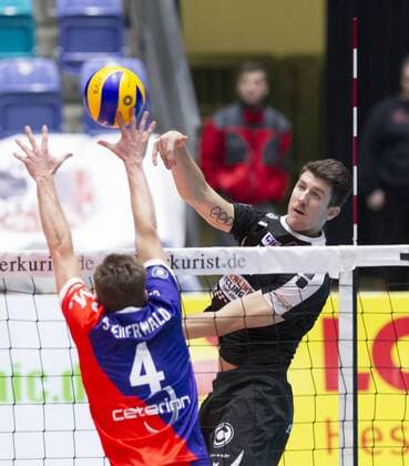 Germany Frankfurt 22 11 2017 Volleyball Hessen 1 Bundesliga Men Season 2016 2017 United Volleys Rheinmain blue Berlin Recycling Volleys black v l Sport United Volleys Rheinmain Berlin Recycling Volleys
