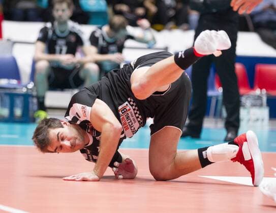 Germany Frankfurt 22 11 2017 Volleyball Hessen 1 Bundesliga Mens Season 2016 2017 United Volleys Rheinmain blue Berlin Recycling Volleys black v l Pierre Pujol Berlin 18 Sport United Volleys Rheinmain Berlin Recycling Volleys