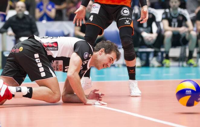 Germany Frankfurt 22 11 2017 Volleyball Hessen 1 Bundesliga Mens Season 2016 2017 United Volleys Rheinmain blue Berlin Recycling Volleys black v l Pierre Pujol Berlin 18 Sport United Volleys Rheinmain Berlin Recycling Volleys