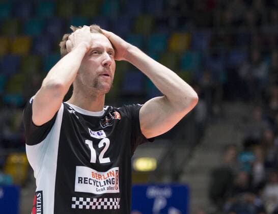 Germany Frankfurt 22 11 2017 Volleyball Hessen 1 Bundesliga Men Season 2016 2017 United Volleys Rheinmain blue Berlin Recycling Volleys black v l Paul Carroll Berlin 12 Sport United Volleys Rheinmain Berlin Recycling Volleys