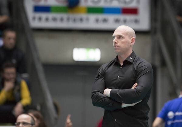 Germany Frankfurt 22 11 2017 Volleyball Hessen 1 Bundesliga Men Season 2016 2017 United Volleys Rheinmain blue Berlin Recycling Volleys black v l Coach Luke Reynolds Berlin Sport United Volleys Rheinmain Berlin Recycling Volleys