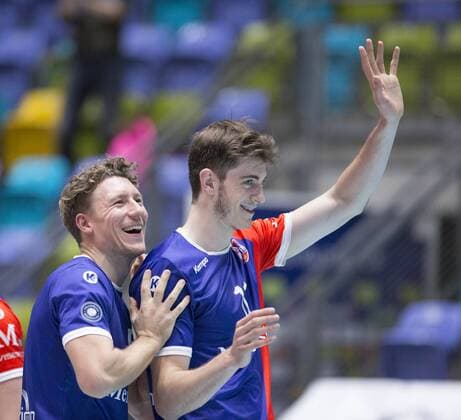 Germany Frankfurt 22 11 2017 Volleyball Hessen 1 Bundesliga Mens Season 2016 2017 United Volleys Rheinmain blue Berlin Recycling Volleys black v l Lukas Bauer United Volleys 5 Tobias Krick United Volleys 11 Sport United Volleys Rheinmain Berlin Recycling Volleys