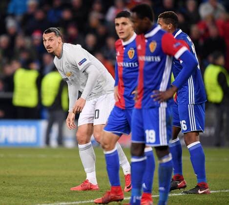 FOOTBALL CHAMPIONS LEAGUE SAISON 2017 2018 GROUP BASE FC Basel Manchester United FC 22 11 2017 Zlatan Ibrahimovic left Manchester United FC is watching the match in Basel