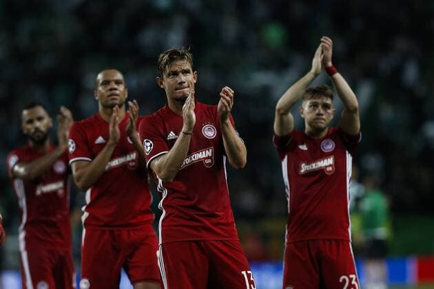 November 22, 2017 - Lisbon, Portugal - Olympiakos s midfielder Guillaume Gillet (2nd R), Olympiakos s midfielder Leonardo Koutris (R) and Olympiakos s defender Vadis Odjidja-Ofoe salutes the fans at the end of Champions League 2017 18 match between Sporting CP vs Olympiakos Piraeus, in Lisbon, on November 22, 2017. Sporting CP v Olympiakos Piraeus - UEFA Champions League  - ZUMAn230 20171122_zaa_n230_264 Copyright: xCarlosxPalmax