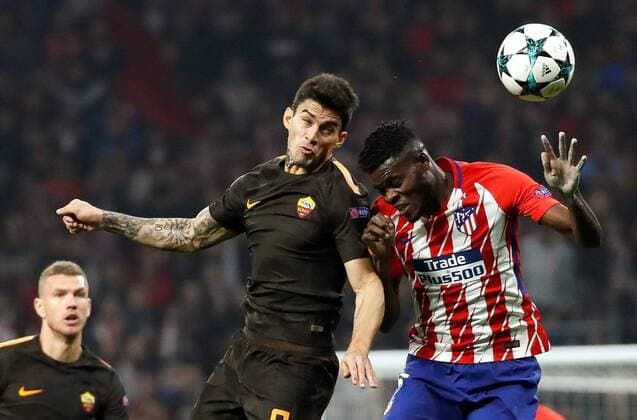 Atletico de Madrid s Ghanian defender Thomas Partey (R) vies for the ball with Roma s Diego Perotti during the UEFA Champions League secnd leg groups phase match between Atletico de Madrid and Roma at the Wanda Metropolitano Stadium in Madrid, Spain, 22 November 2017. Atletico de Madrid vs. Roma !ACHTUNG: NUR REDAKTIONELLE NUTZUNG!  Copyright: xJuanJoxMartinx MAD029 20171122-636469892639806677