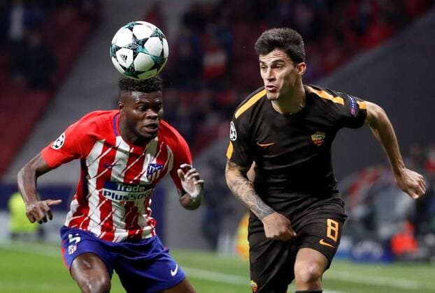 Atletico de Madrid s Ghanian defender Thomas Partey (R) vies for the ball with Roma s Diego Perotti during the UEFA Champions League secnd leg groups phase match between Atletico de Madrid and Roma at the Wanda Metropolitano Stadium in Madrid, Spain, 22 November 2017. Atletico de Madrid vs. Roma !ACHTUNG: NUR REDAKTIONELLE NUTZUNG!  Copyright: xJuanJoxMartinx MAD031 20171122-636469893298282677
