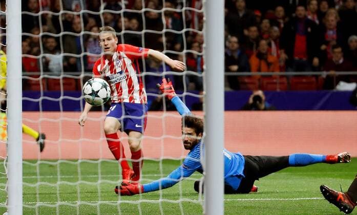Atletico de Madrid s French striker Kevin Gameiro (L) scores the second goal of the team against Roma s Alisson Ramses during the UEFA Champions League secnd leg groups phase match between Atletico de Madrid and Roma at the Wanda Metropolitano Stadium in Madrid, Spain, 22 November 2017. Atletico de Madrid vs. Roma !ACHTUNG: NUR REDAKTIONELLE NUTZUNG!  Copyright: xJuanJoxMartinx MAD033 20171122-636469895897554677