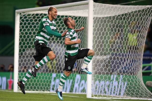 Bilder des Tages - SPORT November 22, 2017 - Lisbon, Portugal - Sporting s midfielder Bruno Cesar from Brazil (R ) celebrates with Sporting s forward Bas Dost from Holland after scoring a goal during the UEFA Champions League group D football match Sporting CP vs Olympiacos FC at Alvalade stadium in Lisbon, Portugal on November 22, 2017. Photo: Sporting CP v Olympiakos Piraeus - UEFA Champions League  - ZUMAn230 20171122_zaa_n230_280 Copyright: xPedroxFiuzax