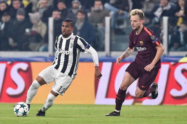 Douglas Costa of Juventus is challenged by Ivan RakitiÄ‡ of Barcelona during the UEFA Champions League match between Juventus and Barcelona at the Juventus Stadium, Turin, Italy on 22 November 2017. Copyright: xGiuseppexMaffiax 17830031