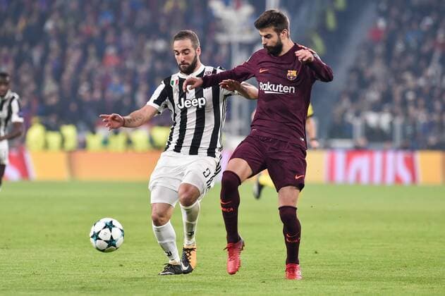 Gonzalo Higuain of Juventus is challenged by Gerard Pique of Barcelona during the UEFA Champions League match between Juventus and Barcelona at the Juventus Stadium, Turin, Italy on 22 November 2017. Copyright: xGiuseppexMaffiax 17830042