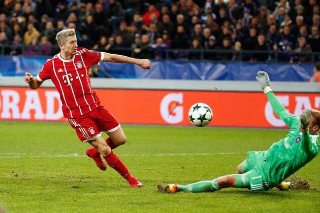 BRUSSELS, BELGIUM - NOVEMBER 22 : Robert Lewandowski forward of Bayern and Matz Sels goalkeeper of RSC Anderlecht FOOTBALL : Anderlecht vs Bayern Munich - Ligue des Champions - 22 11 2017 PhotoNews Panoramic  775030972