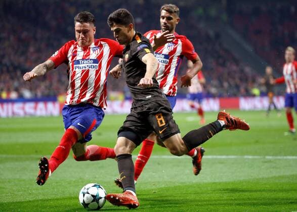 Roma s Argentinian striker Diego Perotti (C) vies for the ball with Atletico de Madrid s Uruguayan Jose Maria Gimenez during the UEFA Champions League second leg groups phase match between Atletico de Madrid and Roma at the Wanda Metropolitano Stadium in Madrid, Spain, 22 November 2017. Atletico de Madrid vs. Roma !ACHTUNG: NUR REDAKTIONELLE NUTZUNG!  Copyright: xJuanJoxMartinx MAD051 20171122-636469910094178677