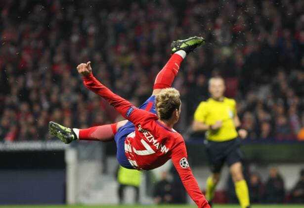 Bilder des Tages - SPORT Atletico de Madrid s forward Griezmann scoring a goal during Champions League match between Atletico de Madrid and Roma at the Wanda Metropolitano stadium in Madrid, Wednesday, november. 22th 2017.  xIrinaxR.xH.x xAFP7x xAtleticoxdexMadridxvxRoma,xChampionsxLeague,xSpain,xNovx22thx201x