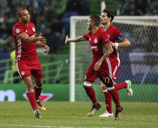 November 22, 2017 - Lisbon, Portugal - Olympiakos s defender Vadis Odjidja-Ofoe (L) celebrating with team mates after scoring during the Champions League football match between Sporting CP and Olympiacos at Jose Alvalade Stadium in Lisbon on November 22, 2017. NURPHOTO CARLOS COSTA. Sporting CP v Olympiakos Piraeus - UEFA Champions League  - ZUMAn230 20171122_zaa_n230_461 Copyright: xCarlosxCostax