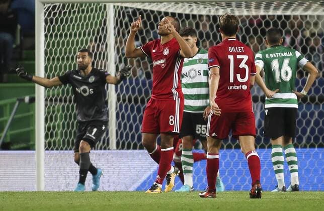 November 22, 2017 - Lisbon, Portugal - Olympiakos s defender Vadis Odjidja-Ofoe (C) celebrating after scoring during the Champions League football match between Sporting CP and Olympiacos at Jose Alvalade Stadium in Lisbon on November 22, 2017. NURPHOTO CARLOS COSTA. Sporting CP v Olympiakos Piraeus - UEFA Champions League  - ZUMAn230 20171122_zaa_n230_462 Copyright: xCarlosxCostax