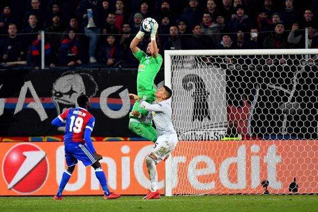 22nd November 2017, St Jakob-Park, Basel, Switzerland; UEFA Champions League, FC Basel versus Manchester United ManU Sergio Romero of Manchester United commands his box and safely captures the cross  ActionPlus11954900