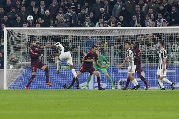 22nd November 2017, Allianz Stadium, Turin, Italy; UEFA Champions League, Juventus versus Barcelona; Juan Cuadrado has a shot at goal but high and wide  ActionPlus11954926