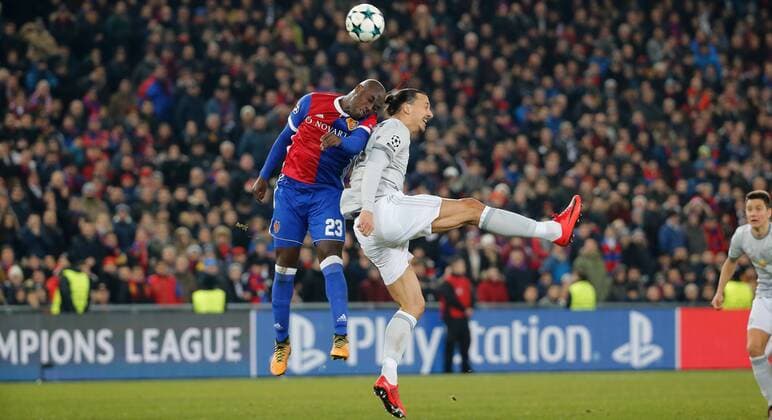 22 11 2017 St Jakob Park Basel SWITZERLAND Season 2017 2018 Men Soccer UEFA Champions League Group Stage FC Basel Manchester Eder Balanta left FC Basel against Zlatan Ibrahimovic Manchester
