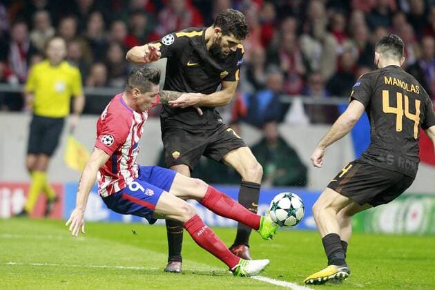 Atletico de Madrid s Fernando Torres (l) and AS Roma s Federico Fazio (c) and Kostas Manolas during Champions League 2017 2018, Group C, match 5. November 22,2017.  (2017112246)