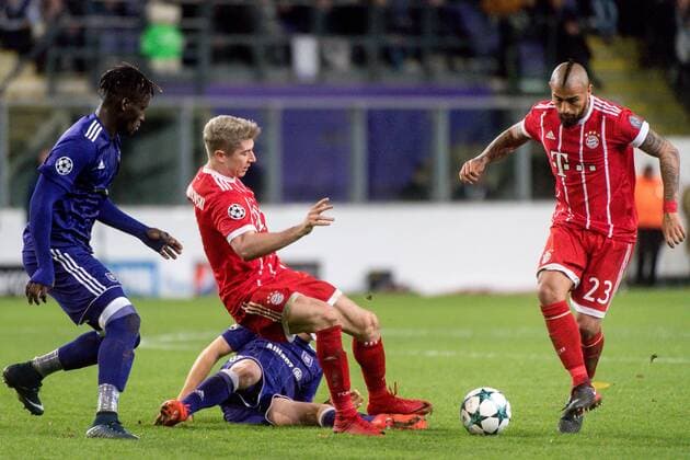 Belgium , Brussels , Nov 22 , 2017 - Soccer match between Belgian club RSC Anderlecht and German team FC Bayern Munchen , game five out of six in the group stage ( Group B ) of the UEFA Champions League competition - Kara MBODJI , Robert LEWANDOWSKI & Arturo VIDAL Copyright Danny Gys Reporters xxGYS 