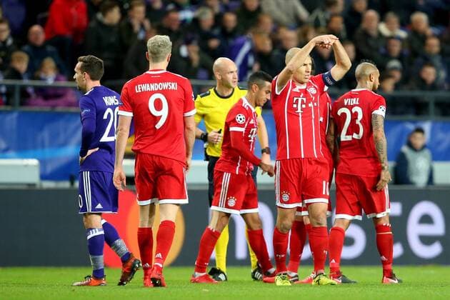 Arjen Robben Bayern Munich Muenchen 10 gives sign that Thiago Alcantara Bayern Munich Muenchen 6 must go out RSC Anderlecht vs Bayern Munich Champions League Football 22 11 2017 Anderlecht Copyright: xLanger Eibner-Pressefotox EP_HLR