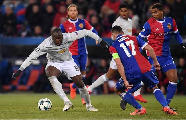 FOOTBALL CHAMPIONS LEAGUE SEASON 2017 2018 GROUP BASE FC Basel Manchester United FC 22 11 2017 Romelu Lukaku left Manchester United FC on the bench against Marek Suchy midway through FC Basel and watched by Manuel Akanji re FC Basel Basel