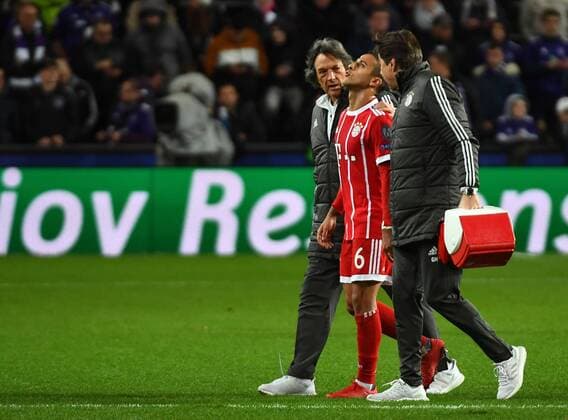 22 11 2017 xjhx Football Champions League RSC Anderlecht FC Bayern Munich emspor v l Club doctor Dr Hans Wilhelm Müller Wohlfahrt FC Bayern Muenchen Corentin Tolisso FC Bayern Muenchen injured injury Anderlecht