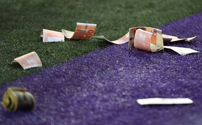 22 11 2017 xjhx Football Champions League RSC Anderlecht FC Bayern Muenchen emspor v l Fans throw money into Anderlecht