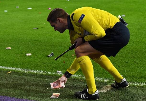 22 11 2017 xjhx Football Champions League RSC Anderlecht FC Bayern Muenchen emspor v l referee raises money on Anderlecht