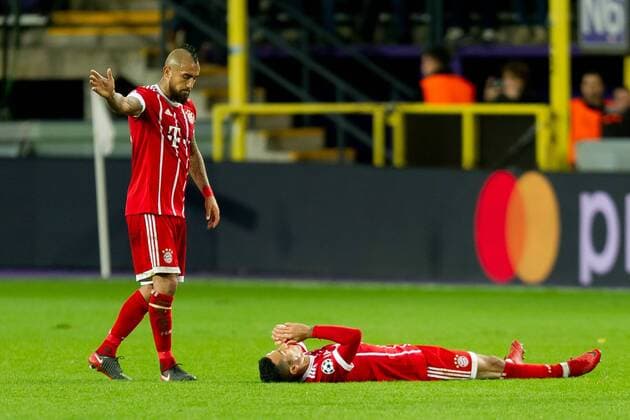Anderlecht Belgium 22 11 2017 UEFA Champions League 2017 18 Season Group stage RSC Anderlecht vs Bayern Munich Muenchen Thiago FCB injured Arturo Vidal FCB helps DeFodi053