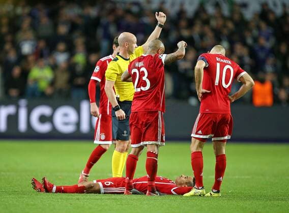 22 11 2017 Football UEFA Champions League 2017 2018 Group stage 5 Gameday RSC Anderlecht FC Bayern Munich Constant Vanden Stock Stadium Anderlecht v Rudy Bayern Munich Referee Anthony Taylor Arturo Vidal Bayern Munich Thiago Alcantara Bayern Munich is injured on the ground Arjen Robben Bayern Munich