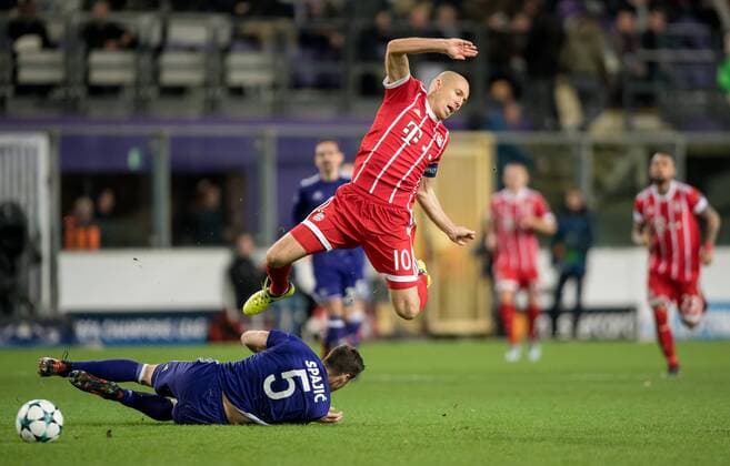 22 November 2017 Anderlecht Constant Vanden Stock Stadium Soccer UEFA Champions League RSC Anderlecht FC Bayern Muenchen Muenchens Arjen Robben red against Anderlechts Uros Spajic
