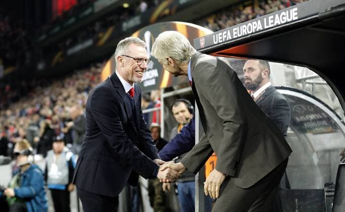 Cologne RheinEnergieStadion 23 11 17 Hand shakes between coach Peter Stöger 1 FC Köln L and trainer Arsene Wenger Arsenal London in Europaleague match between 1 FC Köln vs Arsenal London in 2017 season 2018