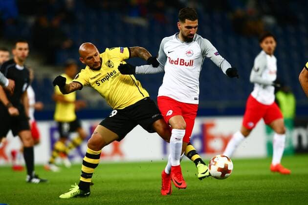 SOCCER - EL, RBS vs Vitoria SALZBURG,AUSTRIA,23.NOV.17 - SOCCER - UEFA Europa League, Red Bull Salzburg vs Vitoria Guimaraes SC. Image shows Rafael Martins (Vitoria) and Munas Dabbur (RBS). GEPAxpictures xFelixxRoittner