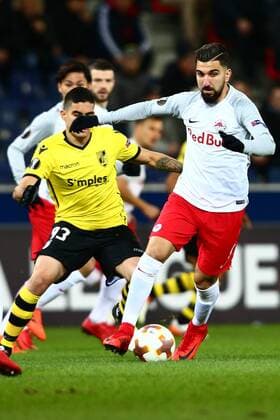 SOCCER - EL, RBS vs Vitoria SALZBURG,AUSTRIA,23.NOV.17 - SOCCER - UEFA Europa League, Red Bull Salzburg vs Vitoria Guimaraes SC. Image shows Munas Dabbur (RBS) and Guillermo Celis (Vitoria). GEPAxpictures xFelixxRoittner