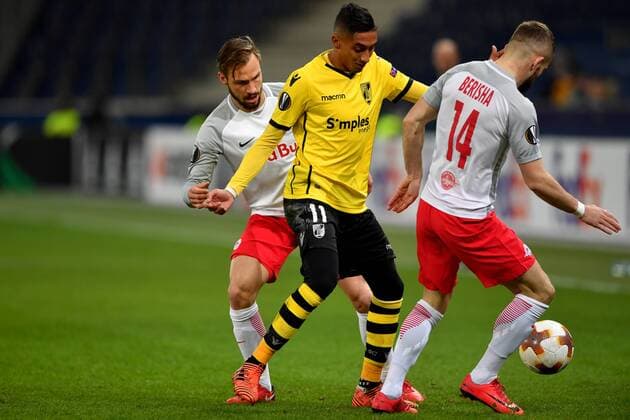 SOCCER - EL, RBS vs Vitoria SALZBURG,AUSTRIA,23.NOV.17 - SOCCER - UEFA Europa League, Red Bull Salzburg vs Vitoria Guimaraes SC. Image shows Andreas Ulmer (RBS), Raphinha (Vitoria) and Valon Berisha (RBS). GEPAxpictures xFlorianxErtl