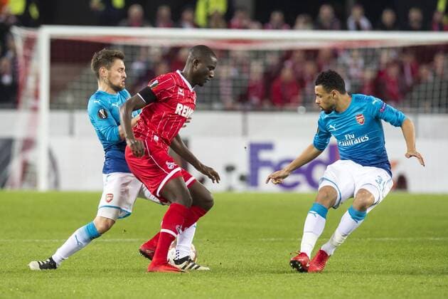 Fußball: UEFA Europa League, EL, Saison 2017 2018, Gruppe H, 1. FC Köln - Arsenal London in Köln (Nordrhein-Westfalen). (v.li.) Arsenals Mathieu Debuchy, Koelns Sehrou Guirassy und Arsenals Francis Coquelin kämpfen um den Ball. Copyright: xKirchner DavidxInderliedx