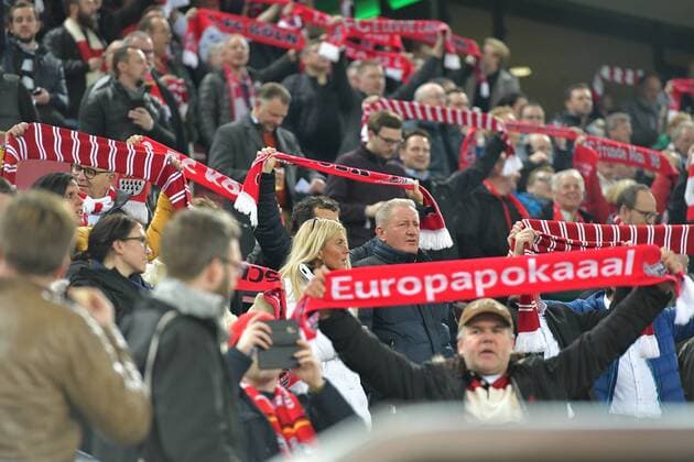 GER 1 FC Köln GER vs Arsenal FC ENG 23 11 2017 RheinEnergieSTADION Cologne Europe Leaque Group stage 5 Matchday GER 1 FC Köln GER vs FC Arsenal ENG im Bild Fans friendly Mood colorful National colors make up Emotions kölner nordphotox xMeuter nordphoto 00351
