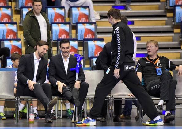 EHF Cup Handball Fuechse Berlin vs FC Porto 23 11 2017 fc Fabian Wiede 3 Fuechse Berlin Ignacio Plaza Jimenez 17 Fuechse Berlin Petr Stochl 71 Fuechse Berlin show their injury during the match between Fuechse Berlin and FC Porto on 23 11 2017 in the Max Schmeling Halle Berlin Germany Handball men 3 round EHF Cup xDLx
