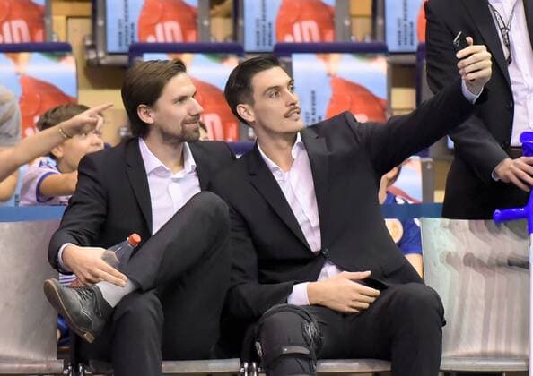 EHF Cup Handball Fuechse Berlin vs FC Porto 23 11 2017 a quick selfie before the match Fabian Wiede 3 Fuechse Berlin Ignacio Plaza Jimenez 17 Fuechse Berlin during the match between Fuechse Berlin and FC Porto on 23 11 2017 in the Max Schmeling Halle Berlin Germany Handball men 3 round EHF cup xDLx
