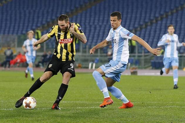 ROME, 23-11-2017 , Stadio Olympico , Europa League , seizoen 2017 2018 Lazio Roma - Vitesse, Vitesse-speler Tim Matavz 9 in duel met Lazio-speler Luis Felipe Ramos Marchi 27. Lazio Roma - Vitesse  x1824373x