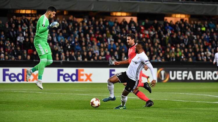 Fotball Menn UEFA Europa League Rosenborg - Real Sociedad Lerkendal Stadium, Trondheim, Norway 23 november 2017 Rosenborgs Samuel Adegbenro farlig frampa mot Real Sociedads Raul Navas og keeper Geronimo Rulli (V) Foto : Arve Johnsen, Digitalsport 