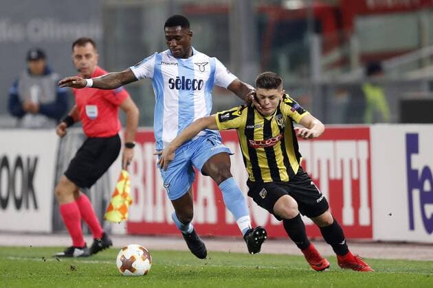 (l-r) Bastos of SS Lazio, Milot Rashica of Vitesse during the UEFA Europa League group K match between SS Lazio and Vitesse Arnhem at Stadio Olimpico on November 23, 2017 in Rome, Italy UEFA Europa League 2017 2018 xVIxVIxImagesx xPieterxStamxdexJongexIVx 9376675