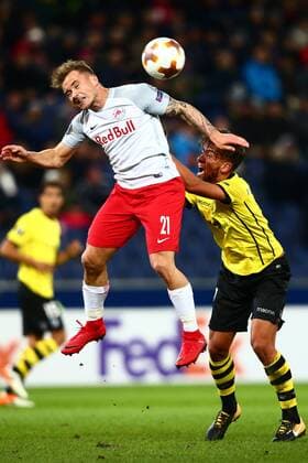 Bilder des Tages - SPORT SOCCER - EL, RBS vs Vitoria SALZBURG,AUSTRIA,23.NOV.17 - SOCCER - UEFA Europa League, Red Bull Salzburg vs Vitoria Guimaraes SC. Image shows Fredrik Gulbrandsen (RBS) and Francisco Ramos (Vitoria). GEPAxpictures xFelixxRoittner