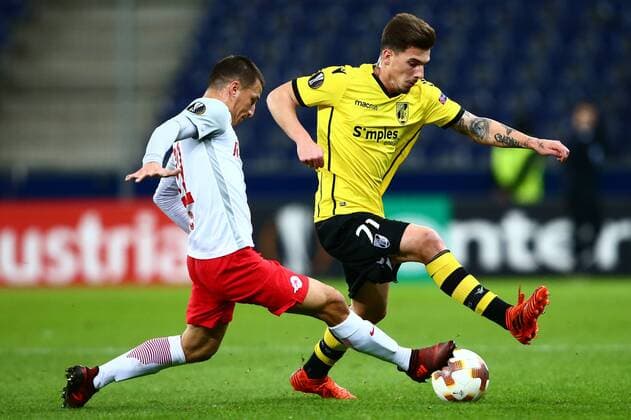 SOCCER - EL, RBS vs Vitoria SALZBURG,AUSTRIA,23.NOV.17 - SOCCER - UEFA Europa League, Red Bull Salzburg vs Vitoria Guimaraes SC. Image shows Stefan Lainer (RBS) and Fabio Sturgeon (Vitoria). GEPAxpictures xFelixxRoittner